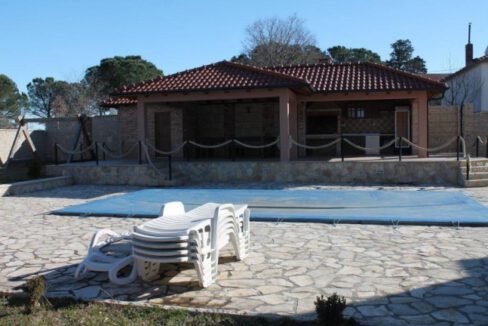 Pool und Nebengebäude im Winter