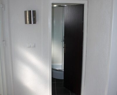 Corridor with access to the bathroom