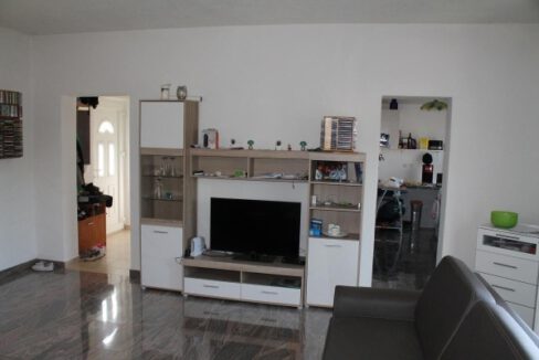 Living room with access to the kitchen and entrance area