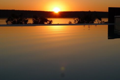 Sonnenuntergang über Poolkante