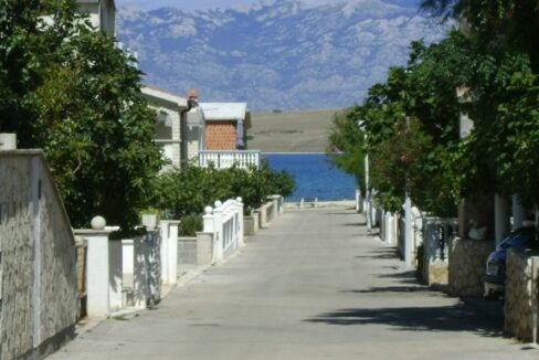 Blick zum Meer von Strasse