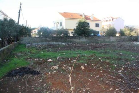 Grundstück mit Nachbarschaft / Plot with neighbouring buildings