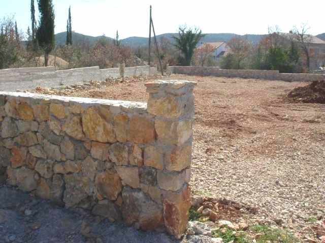 Grundstück mit Natursteinmauer / Plot with natural stone wall