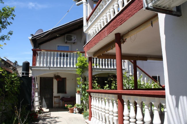 Both houses at a glance