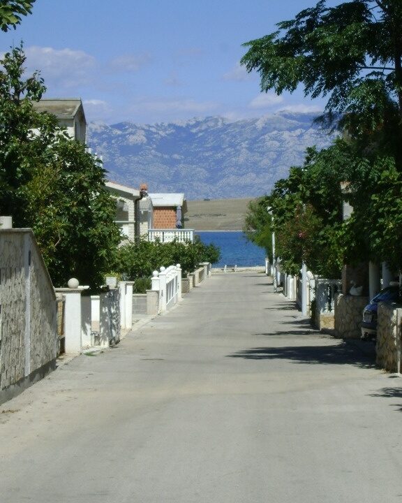 Blick zum Meer von Strasse